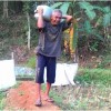 Salah seorang warga desa Cileuya saat memikul air yang di perolehnya dari sumber air yang jauhnya 8 km dari tempat kediamannya.